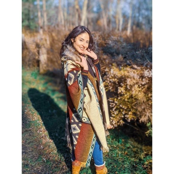 Alpaca Poncho Granite Grey Geometrical Pattern - Native Design - Tribal Hooded - Picture 2 of 5